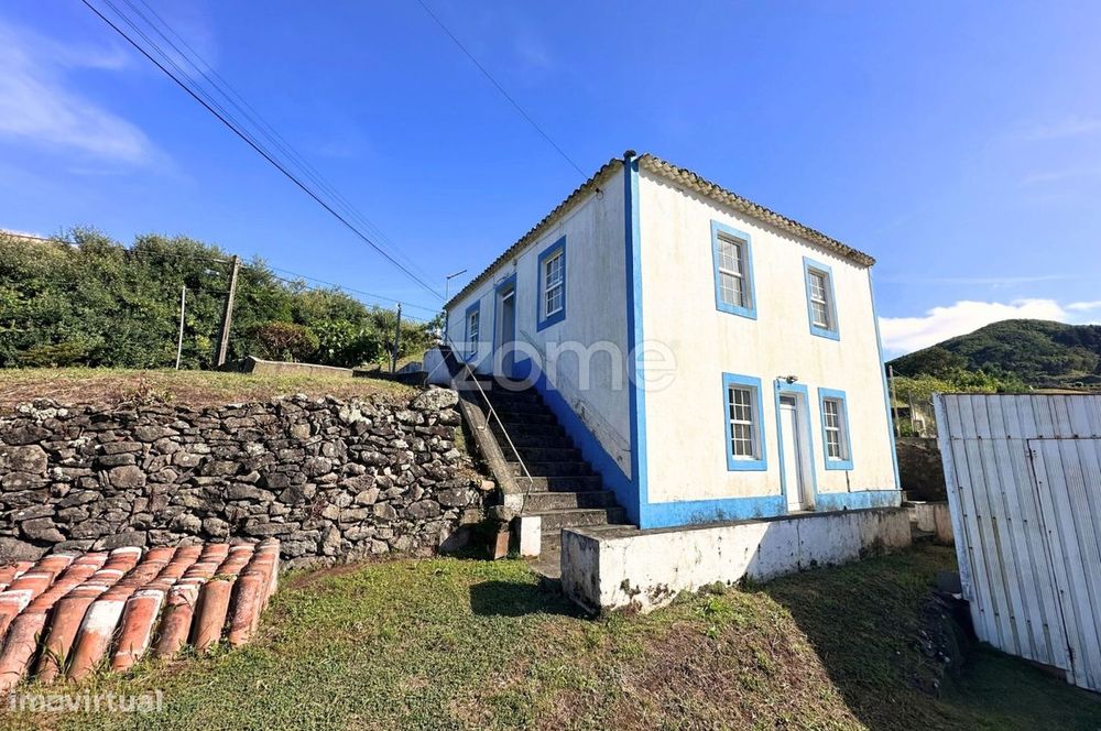 Moradia T2 típica mariense com terreno rústico e vista panorâmica