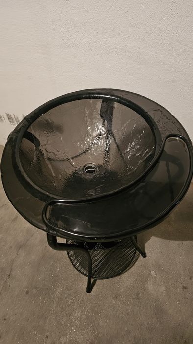 Lavatório em ferro preto com garrafão