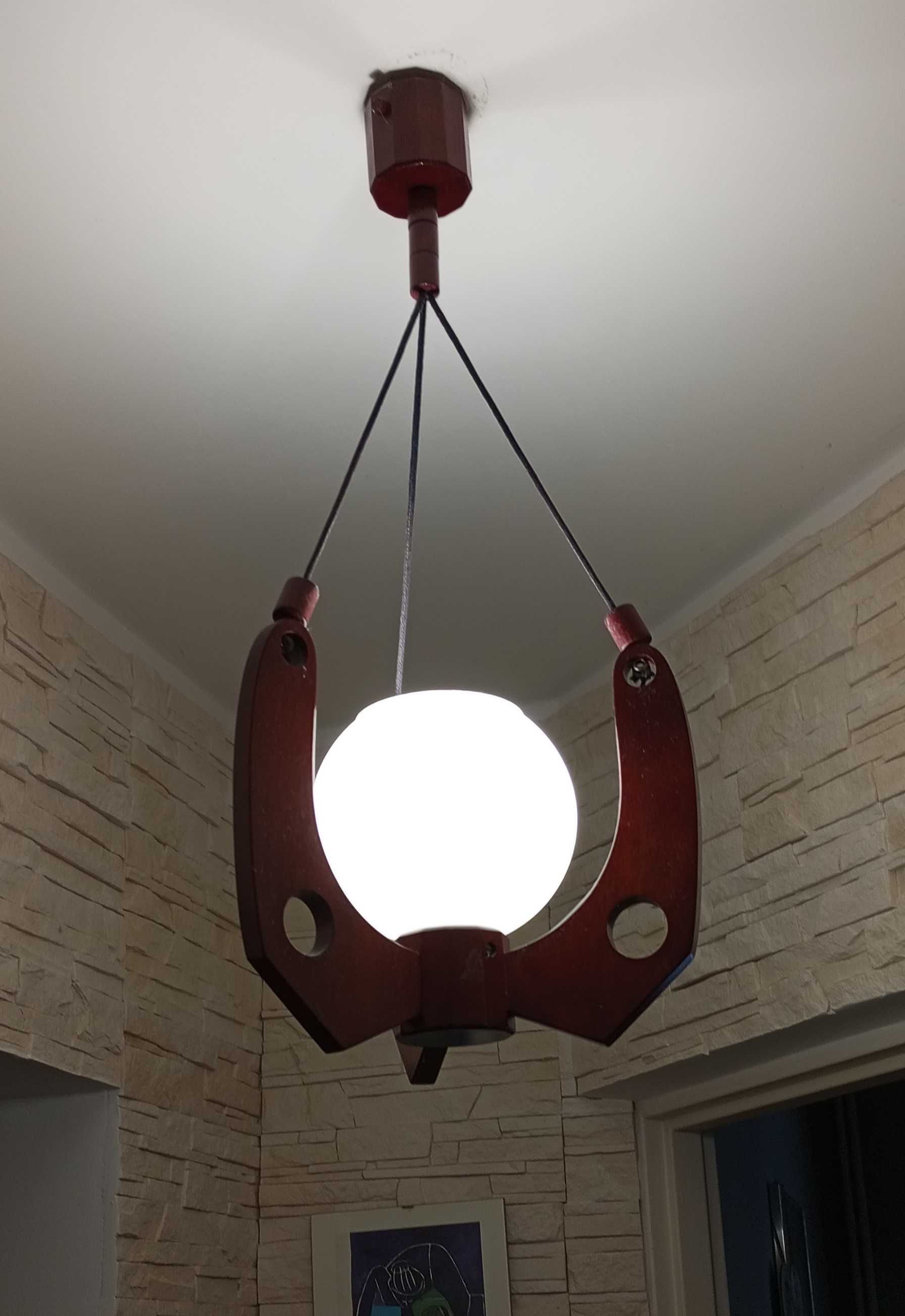 Żyrandol drewniany ze szklanym abażurem, lampa wisząca