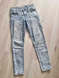Jasnoniebieskie/marmurkowe spodnie rurki jeansy z ozdobnym zamkiem prz