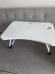Bialy skladany stolik pod laptopa