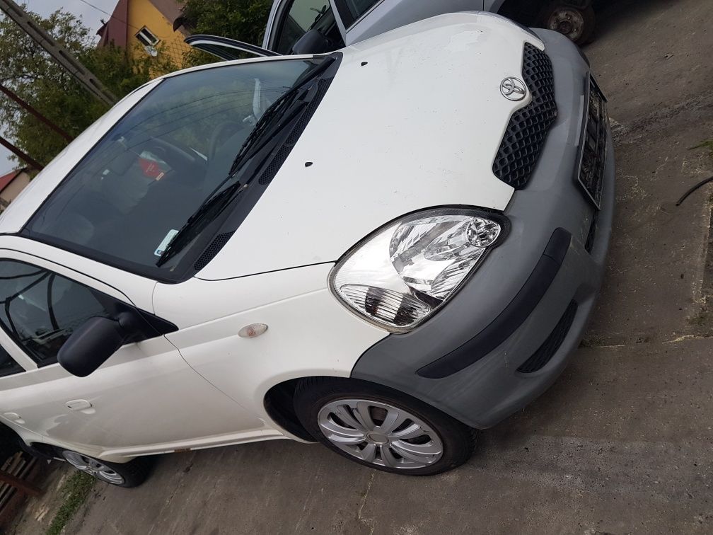 Klapa drzwi prawe P i T zderzak Toyota Yaris 1.0VVTI  48KW części