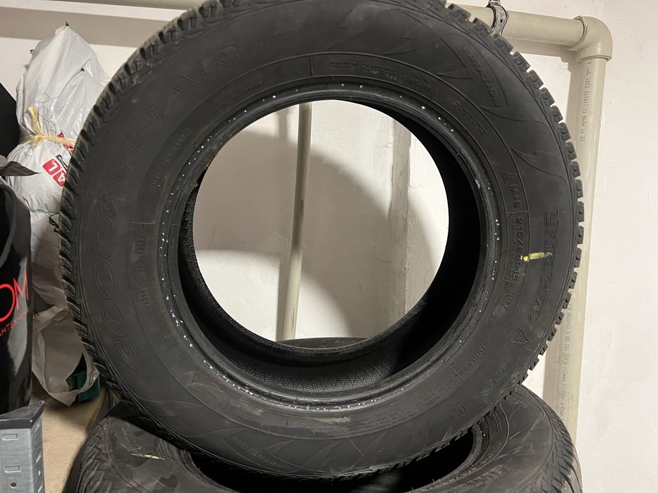 Продам комплект Зима 215/65R16  маленький пробег без латок шишек