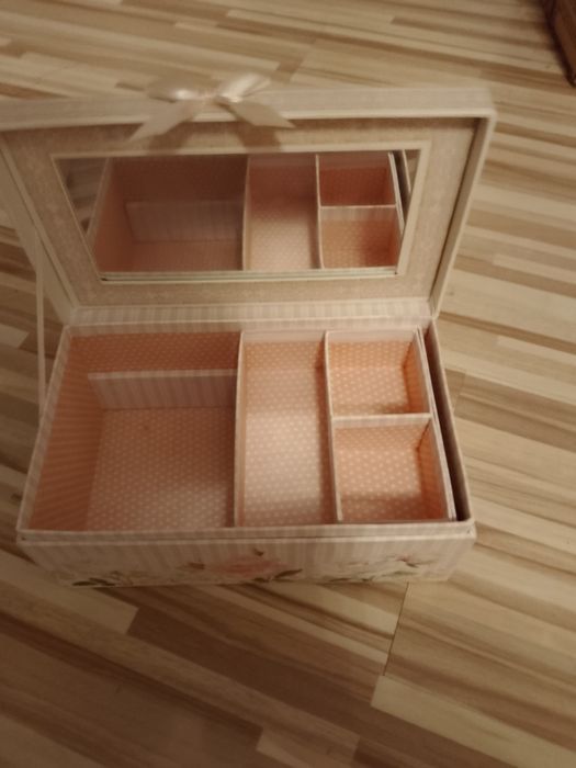 Szkatułka z lusterkiem