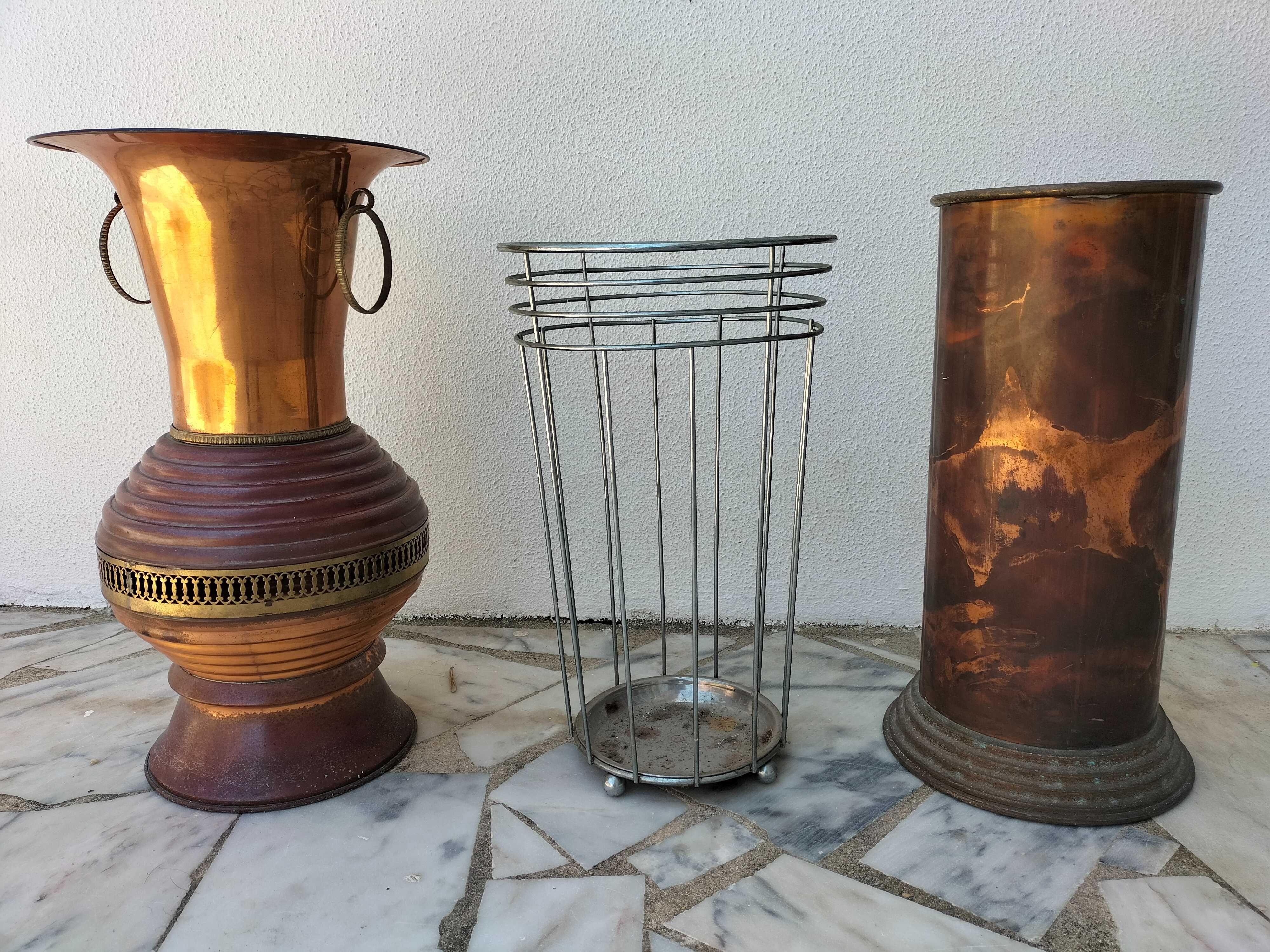 Chapeleiras de latão e outra