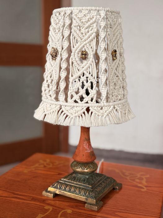 Лампа з бронзовими фігурками