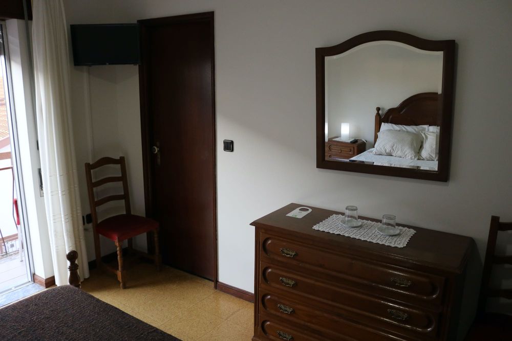 Mobilia completa: cama, armário, cómoda