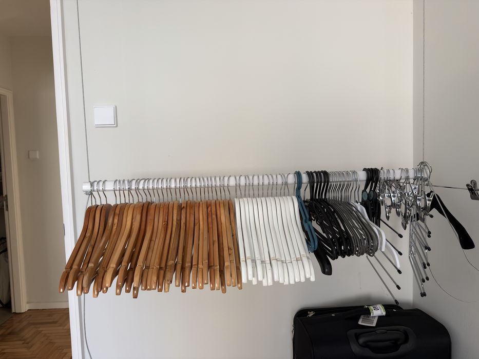 Cabides e cruzetas para roupa