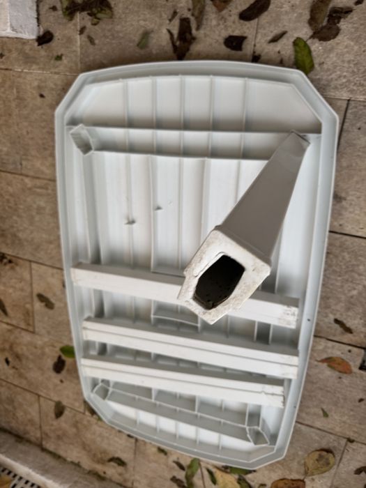 Conhunto de 4 cadeiras e uma mesa de plastico