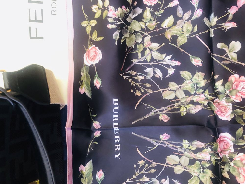 Новый шелковый платок  BURBERRY