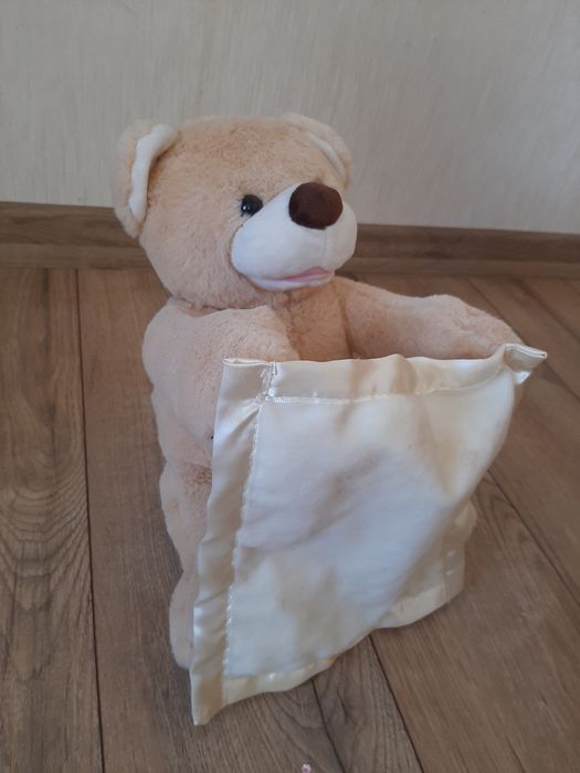 Miś peek a boo akuku mówiący interaktywny