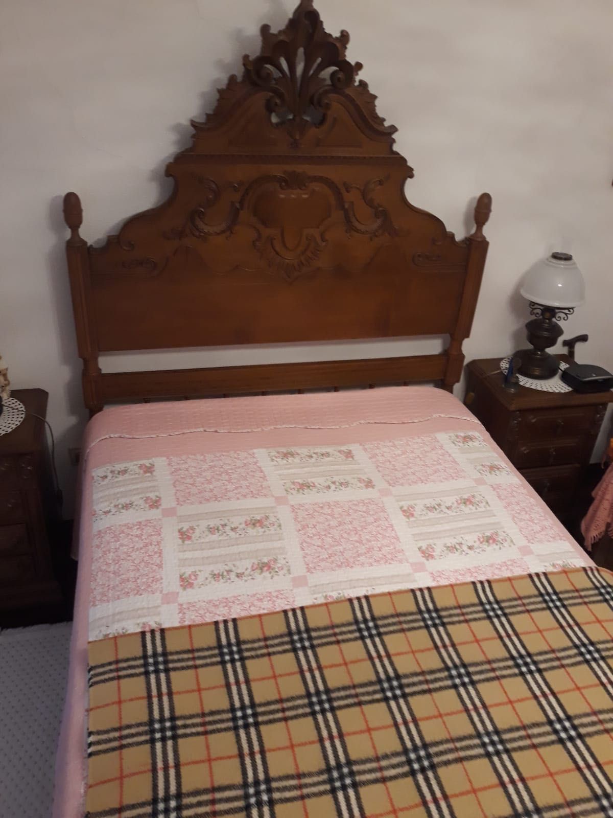 Mobília de quarto ( cama, mesinhas cabeceira e cómoda)