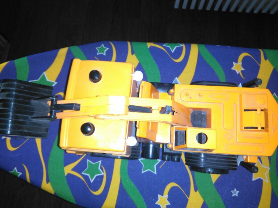 Продам экскаватор Длина изделия- 35 см, высота - 25 см, ширина - 17 см