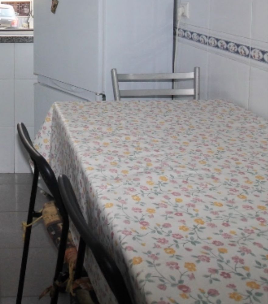 Mesa com 2cadeiras cinzas