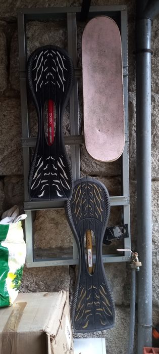 Três skates em bom estado