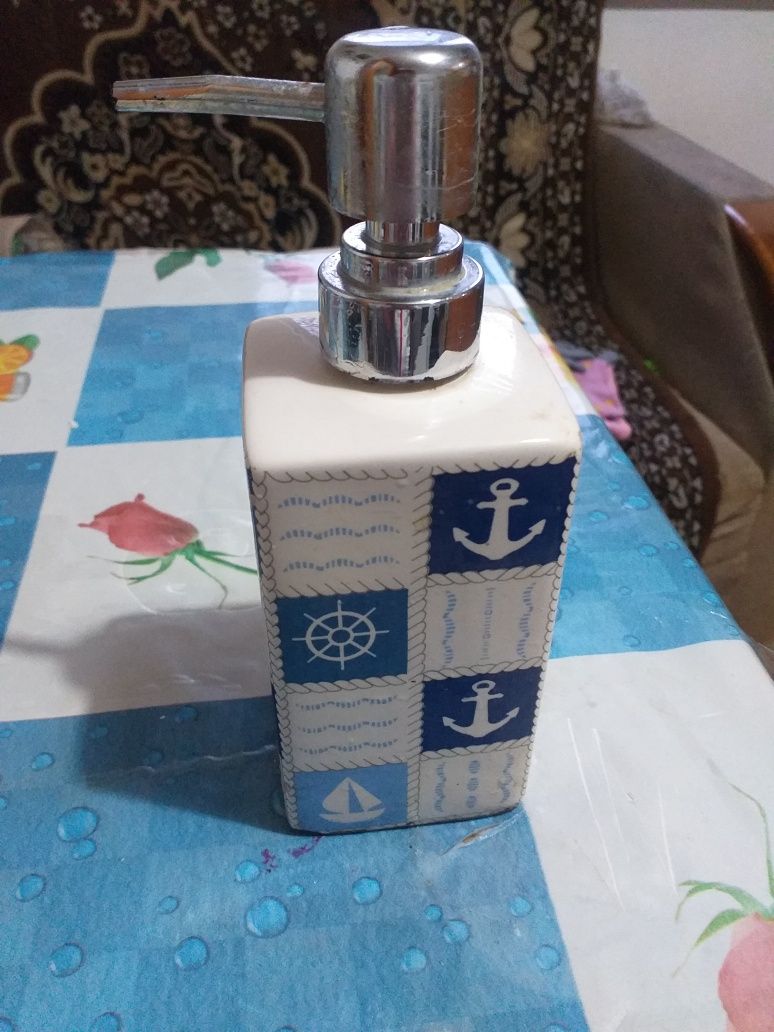 Продам баночку для рідкого мила.
