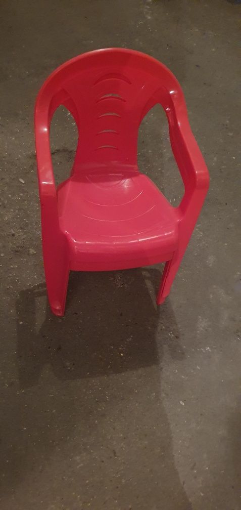 Dwa czerwone krzesełka