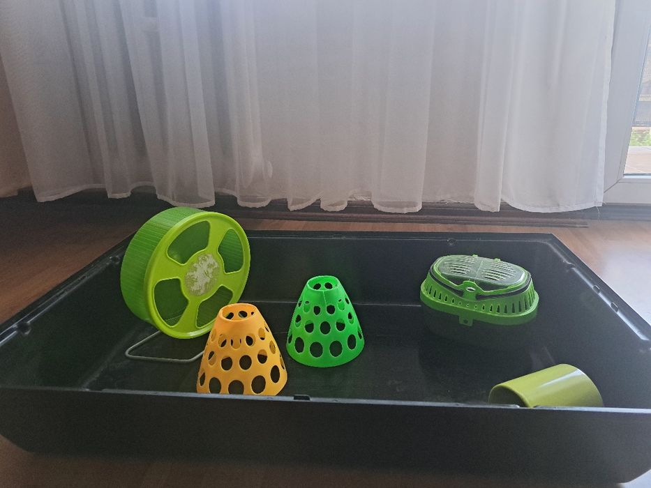 Klatka z akcesoriami