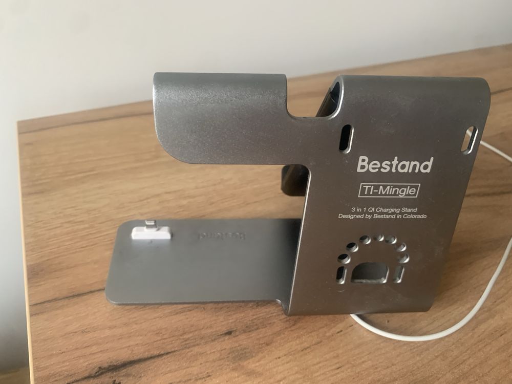Stacja dokująca trzy w jednym do iPhone’a Apple Watch i Airpods