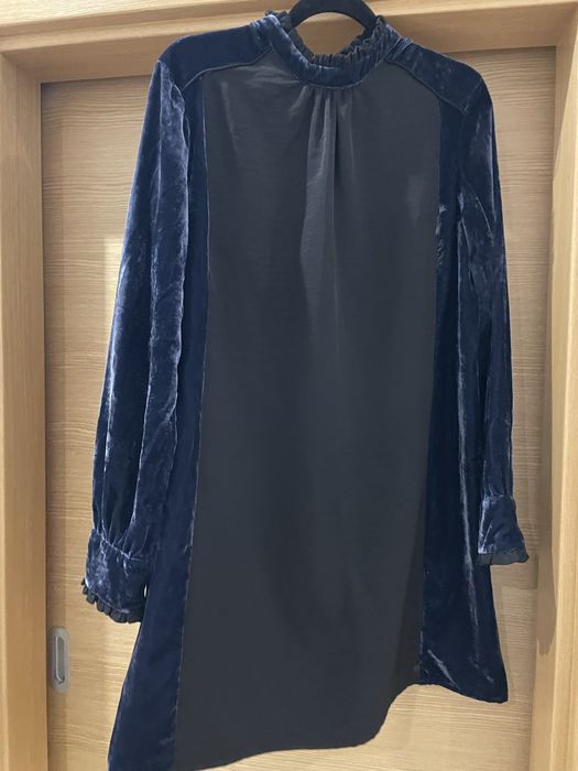 Vestido preto e veludo azul