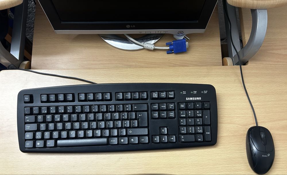 Secretária, monitor, teclado e rato