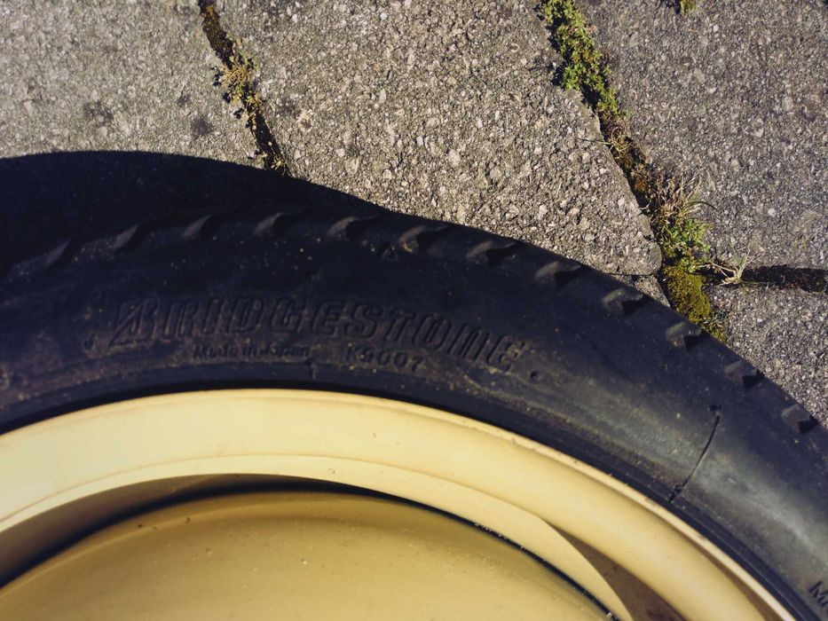 Vendo pneu e jante de origem de um carro Honda Jazz
