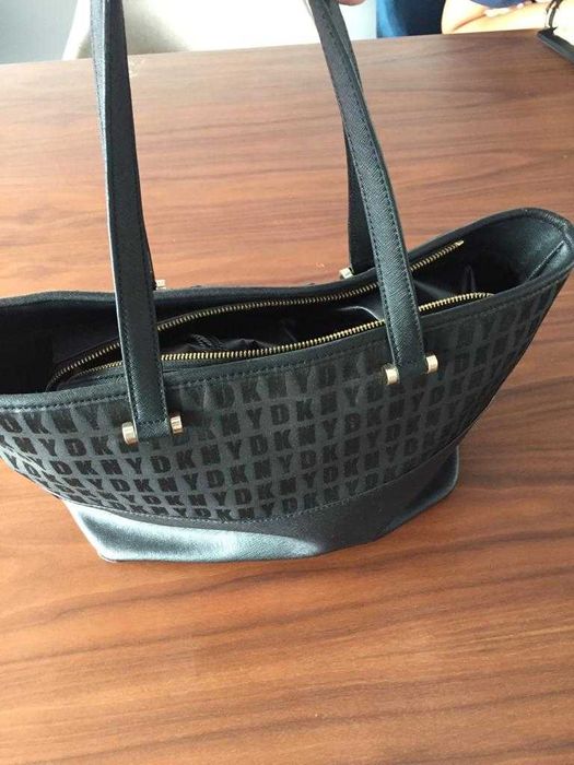 Carteira DKNY em Bom Estado