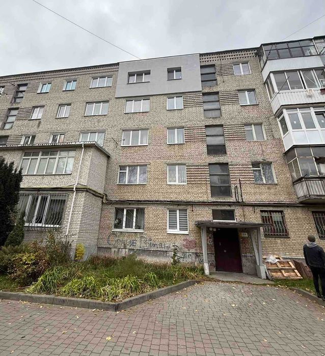 Продається трикімнатна квартира по вулиці Гашека цегляний будинок