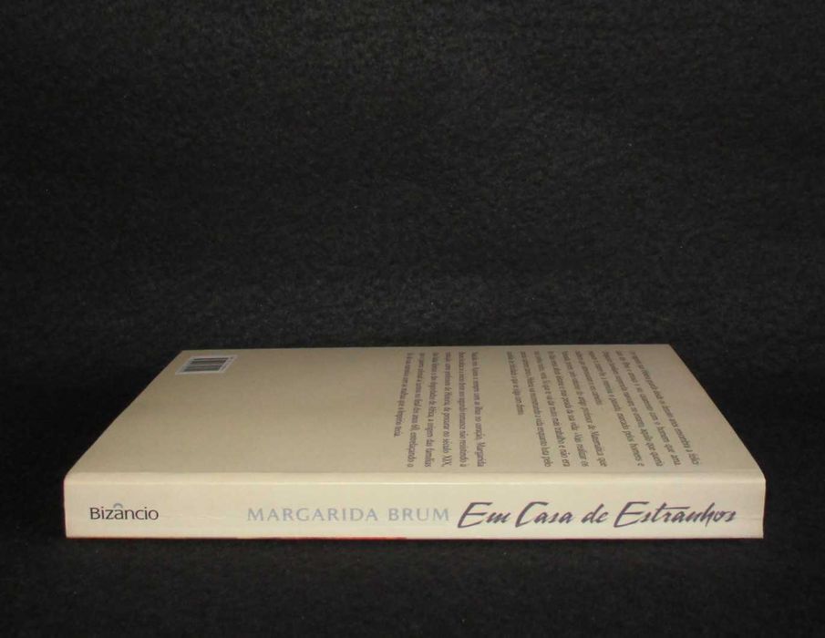 Livro Em Casa de Estranhos Margarida Brum Autografado