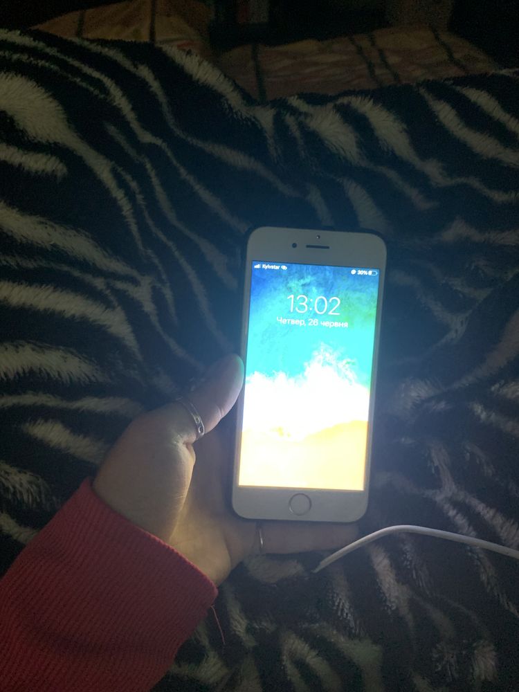 Телефон iPhone 6s в сірому кольорі