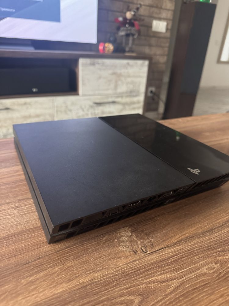Продам ігрову приставку Sony PS4