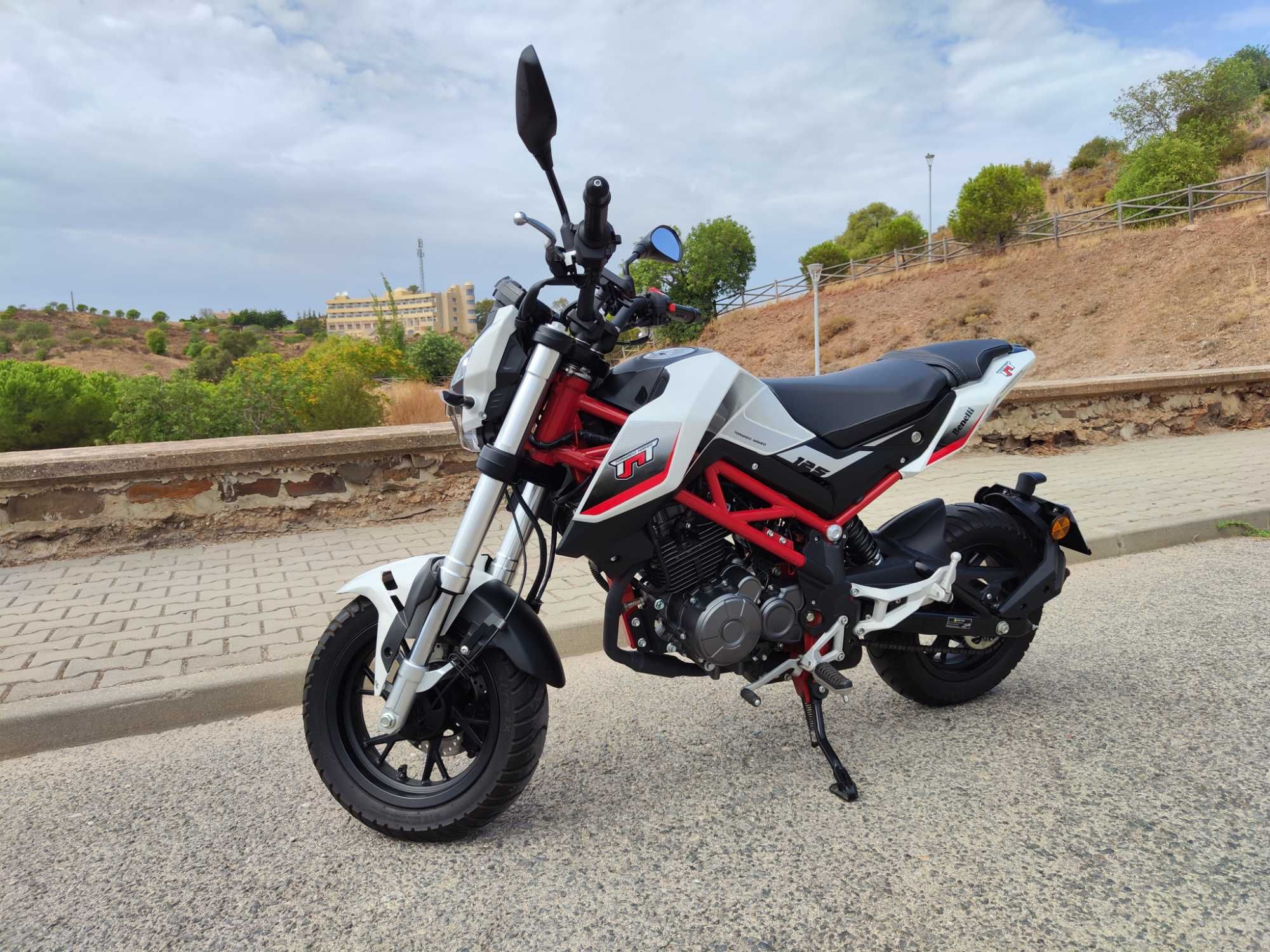 Benelli TNT125 de 2021 com 4500 km