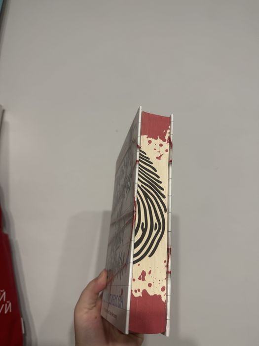 Продам книгу "Посібник з убивств для хорошої дівчинки"