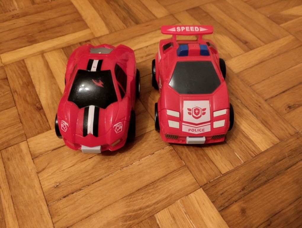 Dwa auta roboty czerwone
