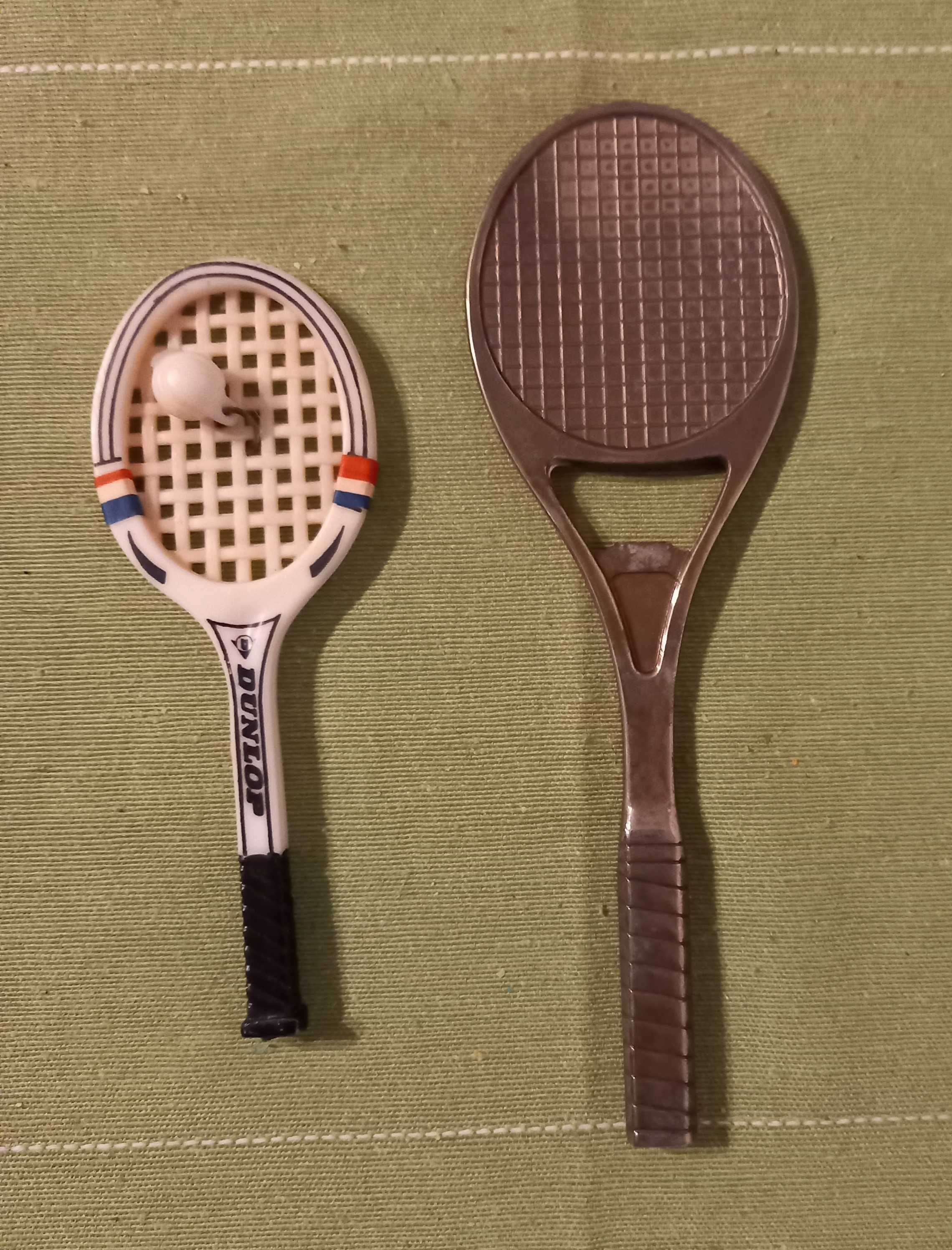Dwie miniaturowe rakiety do tenisa