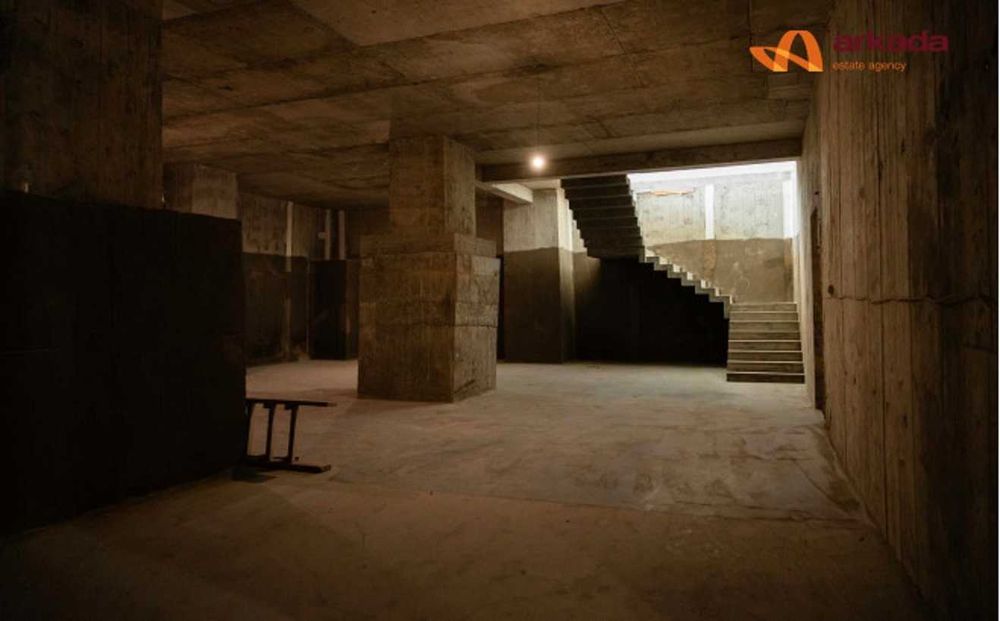 Просторе комерційне приміщення по вул. Євгена Коновальця