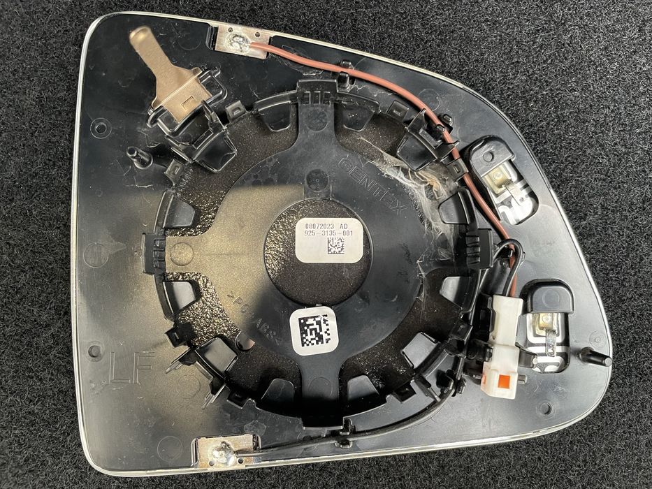 Зеркальний елемент Tesla Y, зеркало