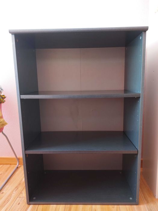 Estante de madeira cor cinza, bom estado de conservação