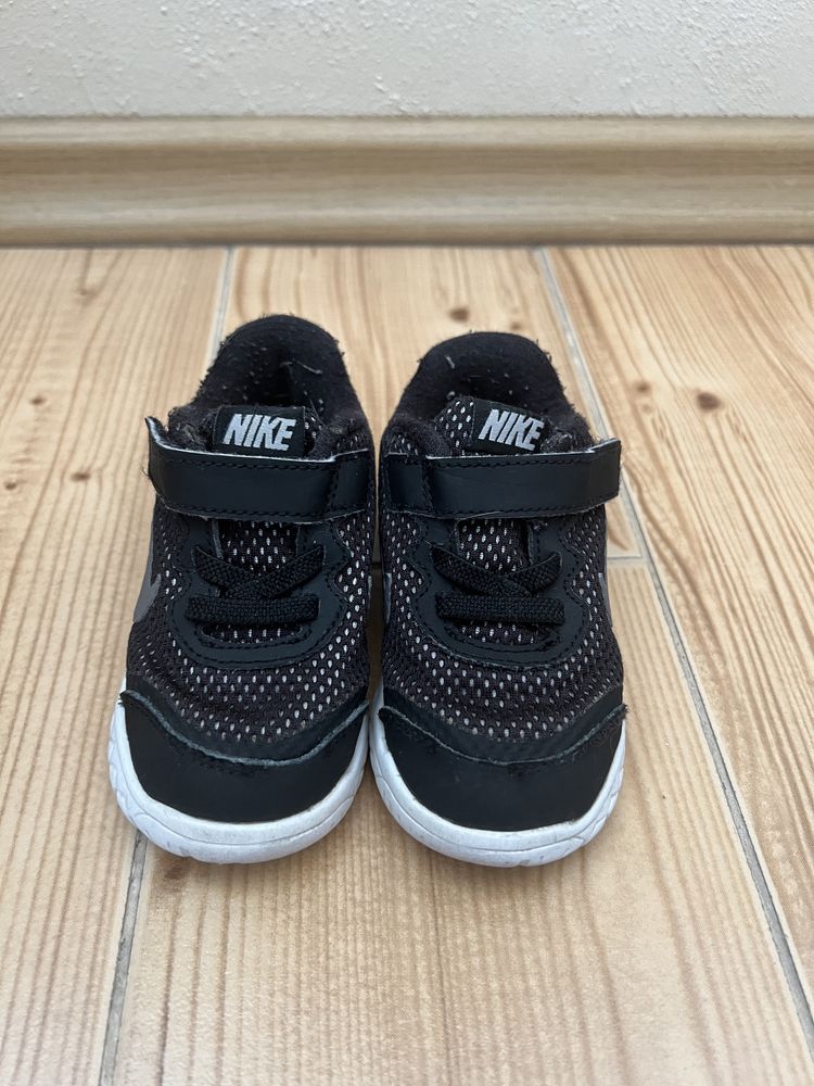 Легкі кросівки Nike