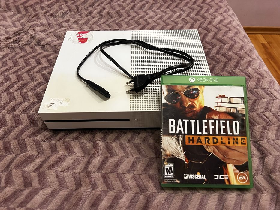 Xbox one S, кабель живлення та диск з грою