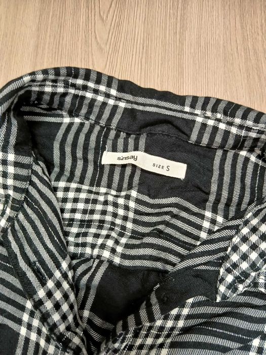 Koszula w kratę czarno biała z połyskiem oversize Sinsay S
