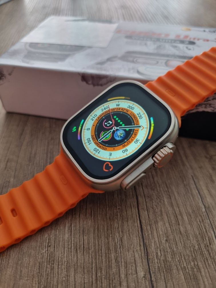 Srebrny smartwatch na pomarańczowym pasku