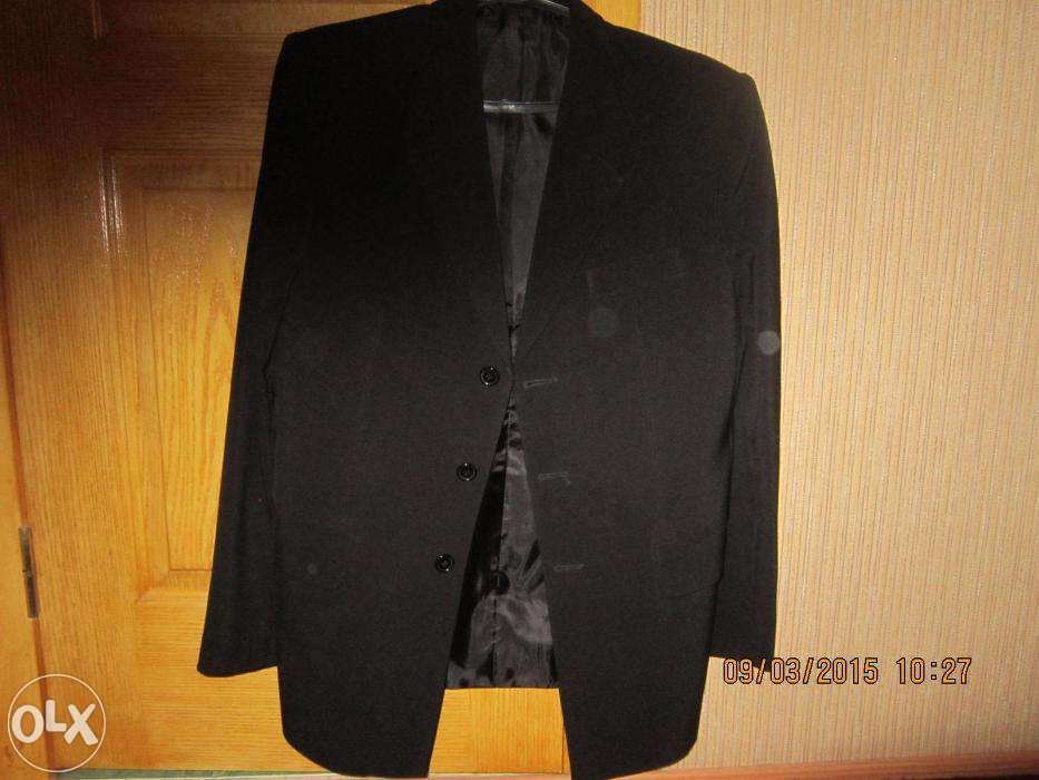 Костюм мужской, черного цвета.