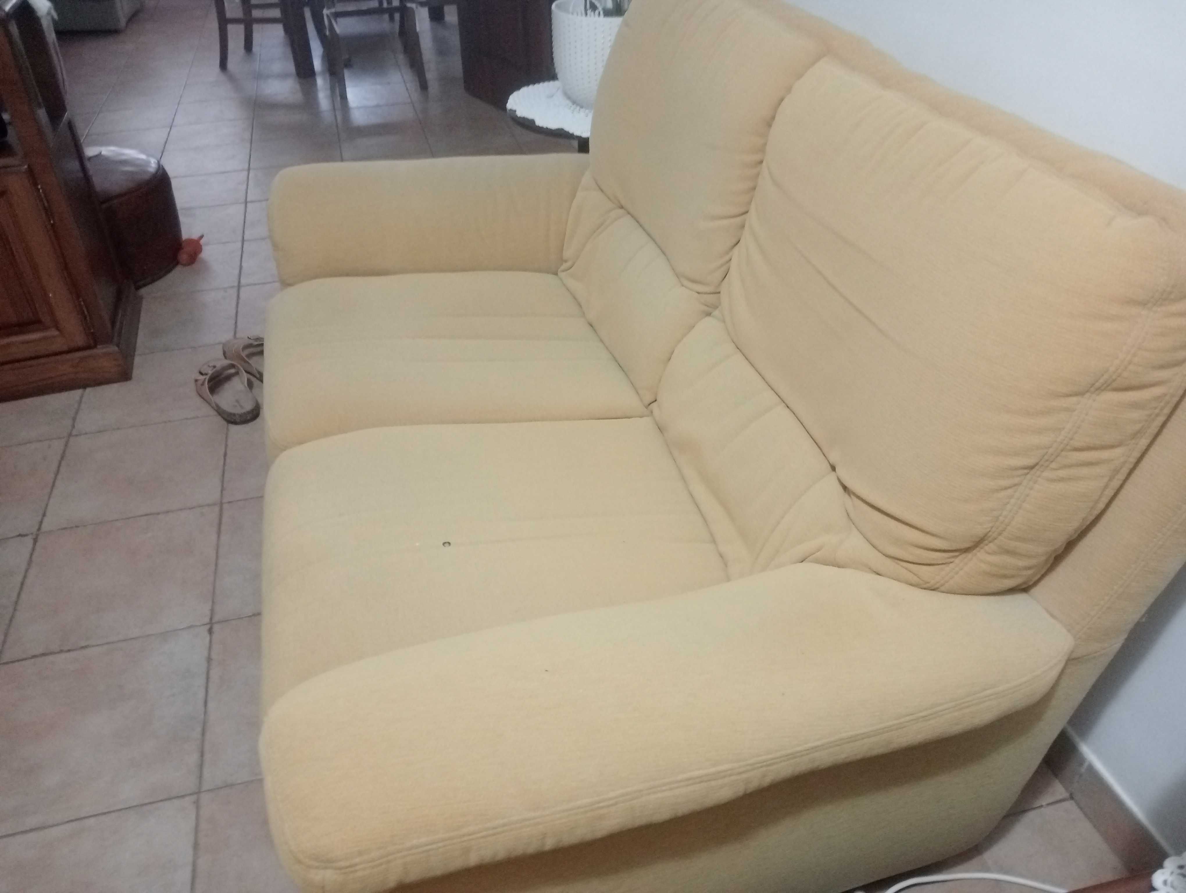 Sofá de dois lugares. 1,5 m cumprimento e 85 cm largura.