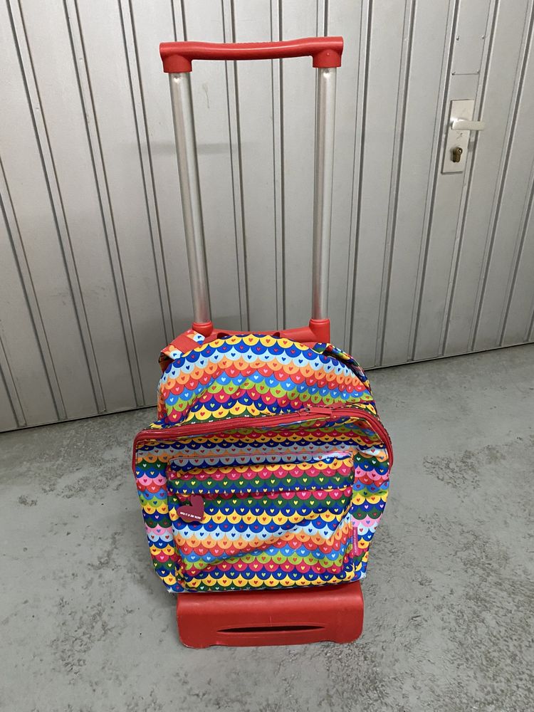 Mochila com troley e 2 estojos de oferta