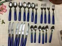 Colheres, garfos e facas azuis