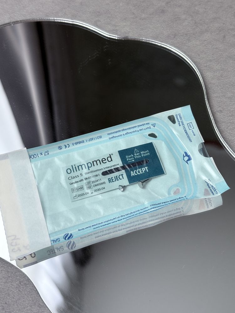 Kolczyk labret tytanowy z cyrkonią