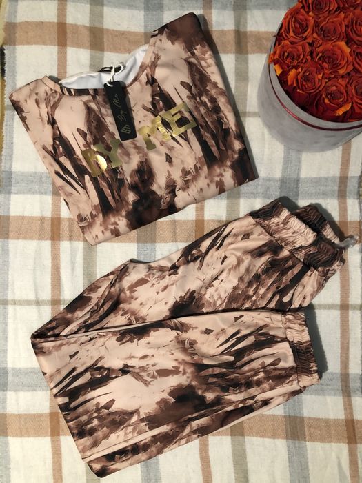 Nowy brązowy komplet dresowy By Me tie dye zloty napis abstrakcja M-L