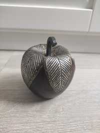 Dekoracyjne jabłko z drzewa egzotycznego
