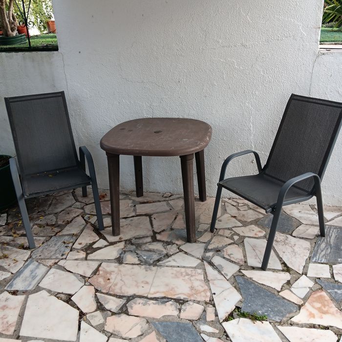 Mesa e duas cadeiras externas